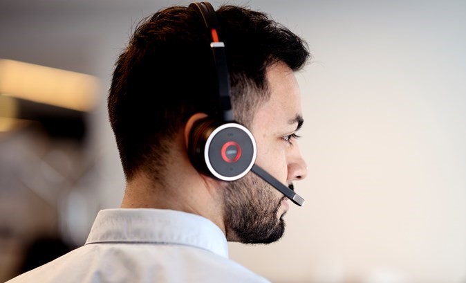 Supportmedarbejder med headset